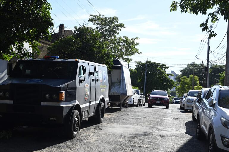 El local gastronómico y un carro blindado de la Interpol se ubican sobre la angosta calle Coronel Pedro García del barrio Rodríguez de Francia de Asunción.