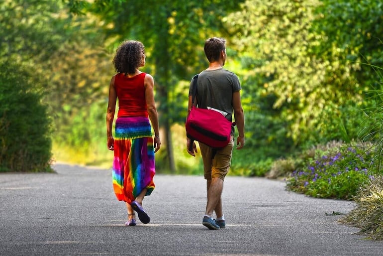 Las nuevas generaciones tienen los pies en un lado y el otro de la grieta cultural, mientras cruje por debajo la transformación irremediable. 