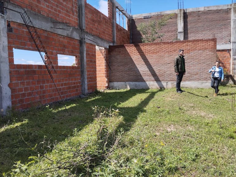 El concejal departamental Edgar Morel (PLRA) y la concejal municipal de Tacuaras  Rumina Báez Fleitas (PLRA) verificaron las obras inconclusas y constataron que se encuentra paralizado desde hace mucho tiempo.
