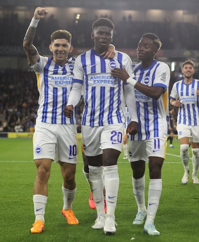 Julio Enciso celebra con los goleadores Carlos Baleba y Simon Adingra.