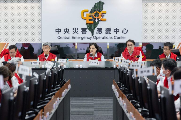 La presidenta Tsai Ing-wen (C) dirige la reunión en el Centro de Operaciones de Emergencia, en Taipéi.