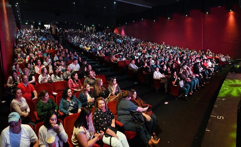 El salón de convenciones del BCP estuvo repleto en varias presentaciones de artistas.