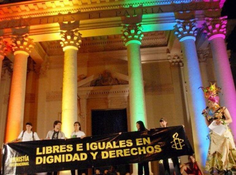 Fotografía de la marcha del Orgullo LGTBI+ en Asunción.