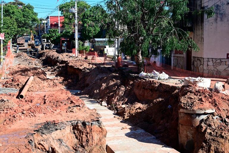 Importantes zanjas están abiertas en medio de la calle, debido a las obras de desagüe pluvial. Los vecinos dicen que allí ya cayeron personas.