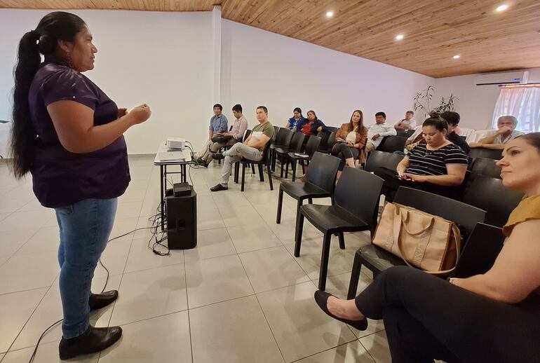 La docente Liz Ana Ramírez, del pueblo Qom de Cerrito expone en el Conversatorio sobre el Derecho a la Educación de los Pueblos Indígenas.