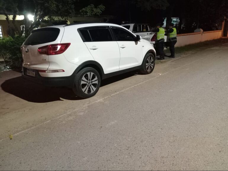 La camioneta Kia Sportage en la que circulaban el policía y los dos civiles detenidos como sospechosos del asalto.