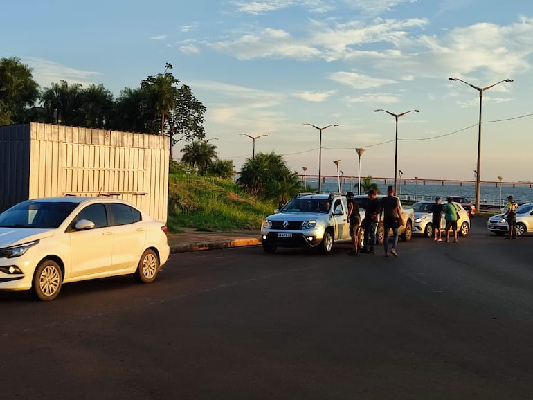 La fila de vehículos para cruzar a Posadas se extendió hasta la intersección de la avenida Japón y avenida costanera República del Paraguay.