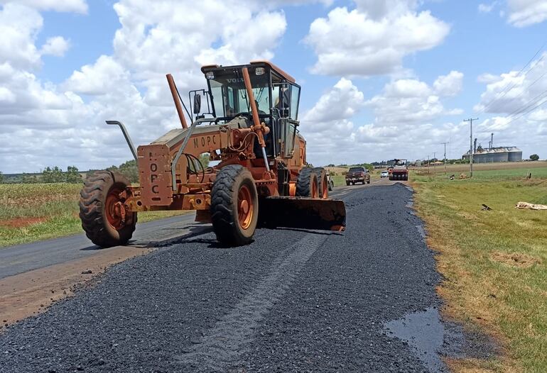 Se inicia trabajo de bacheo en la deteriorada ruta que une tres distritos en Alto Paraná