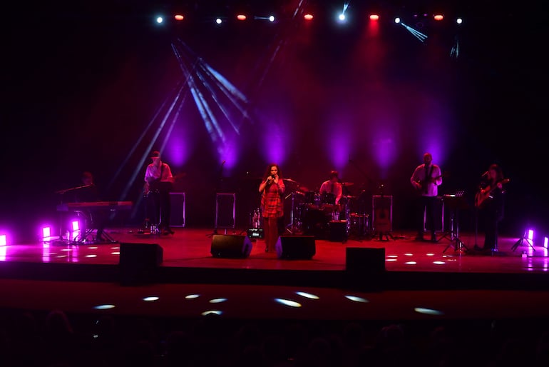 El Teatro Municipal se llenó de un público sumamente emocionado, que salió de viaje de la mano de la gran Sandra Mihanovich.