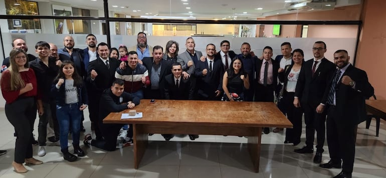 Nuevas autoridades de la Federación Paraguaya de Kickboxing, luego del acto asambleario.