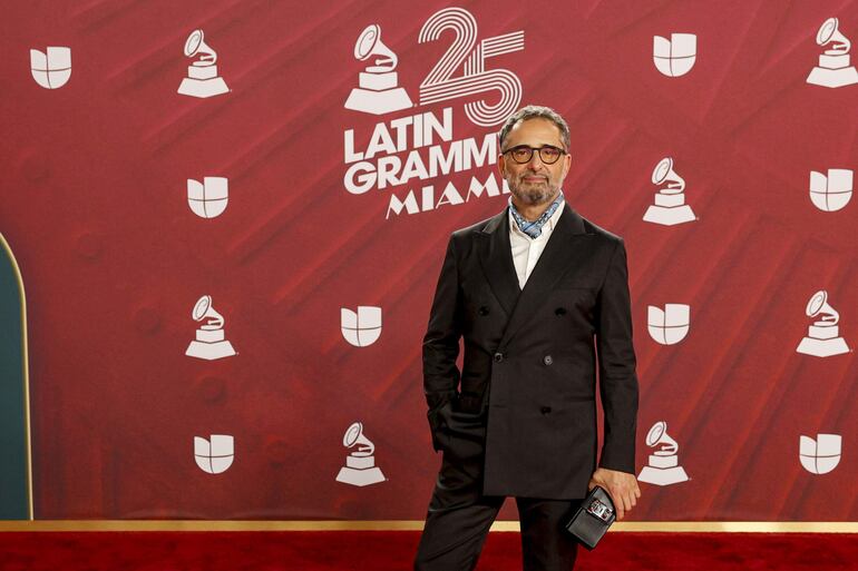 El cantante uruguayo Jorge Drexler llegó así de elegante, con traje negro cruzado y un pañuelo azul, a la gala anual de los Premios Latin Grammy. (EFE/ Eva Marie Uzcátegui)
