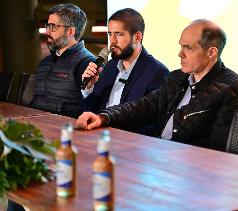 Andrés Kemper (centro), presidente de la Cámara de Centros Comerciales del Paraguay, dio detalles de la nueva edición del Shopping Day.