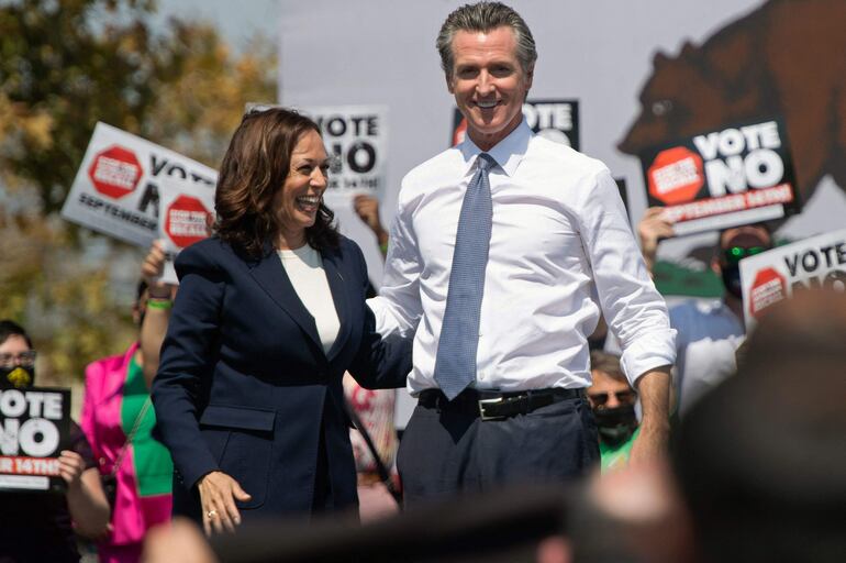 La vicepresidente de EE.UU., Kamala Harris (i) junto al gobernador de California, Gavin Newsom. Su posible compañero de fórmula. 