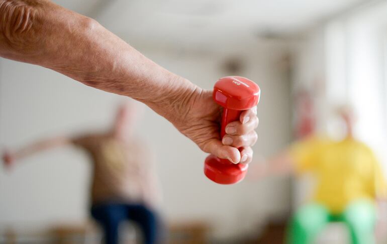 Los ejercicios fortalecen los músculos a cualquier edad. A mediados del siglo pasado las personas de 70 años eran considerados ‘ancianos’ pero, hoy en día, los adultos de mediana y avanzada edad creen que tener 70 años ahora no es como antes. Para ellos, la vejez empieza más tarde.