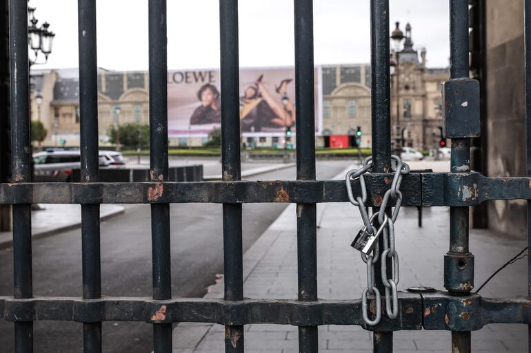 Evacuan el Louvre Museum en Paris, Francia.