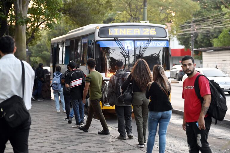 A la ciudadanía le urge una reforma del transporte público, pues soportan una larga espera por los buses.