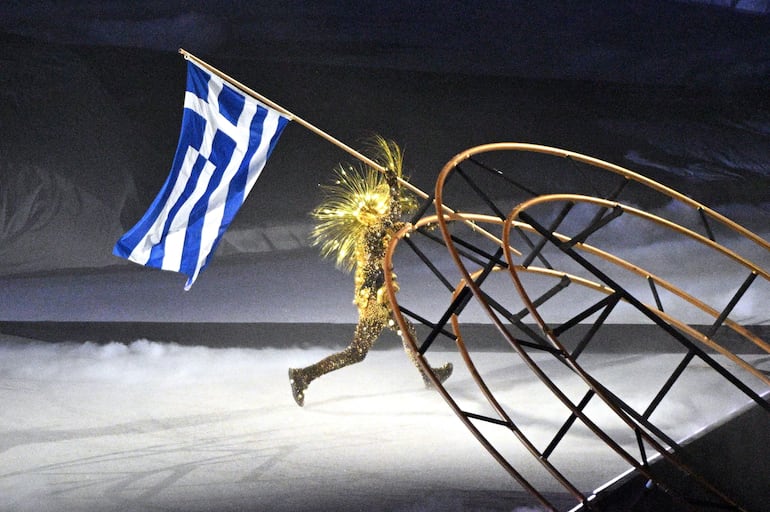 Un artista actúa como extranjero portando la bandera griega durante la Ceremonia de Clausura de los Juegos Olímpicos de París 2024 en el Estadio Stade de France de París, Francia, 11 de agosto de 2024.