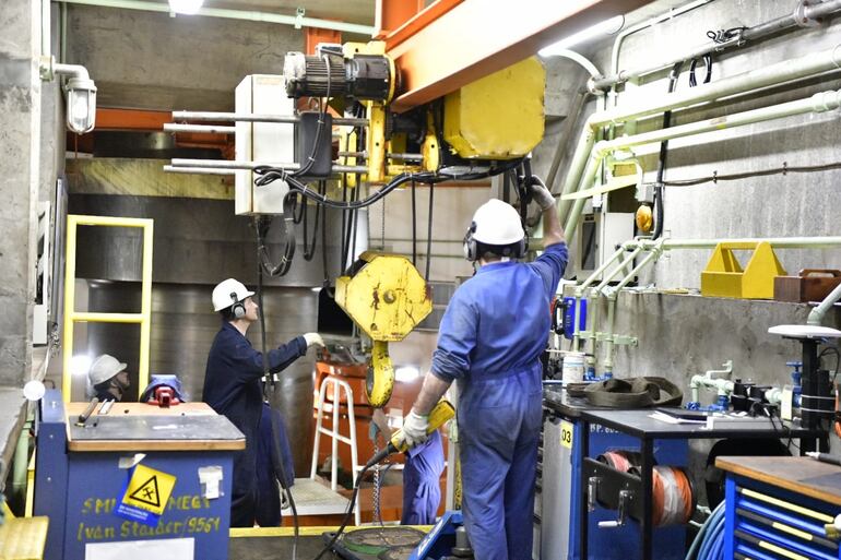 Empleados de Itaipú trabajando en el mantenimiento de la U12.