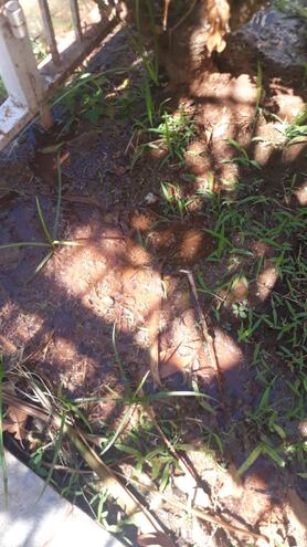 Una pérdida de agua que se extiende hasta la calle.