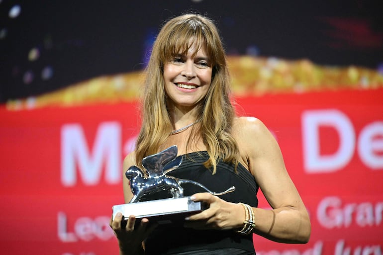 Maura Delpero posa con el León de Plata del Gran Premio del Jurado por su película "Vermiglio".