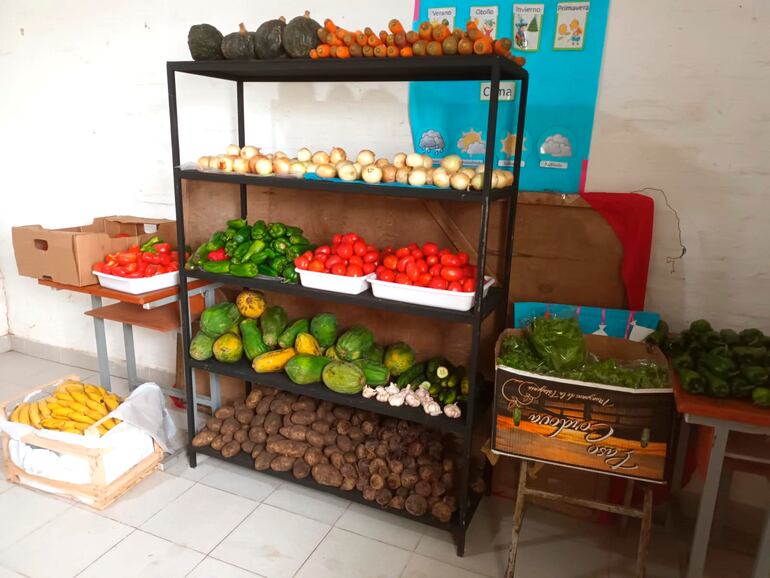 Estante con verduras y frutas repuestas luego de que se denunciara la entrega de alimentos podridos, en escuelas del Chaco.