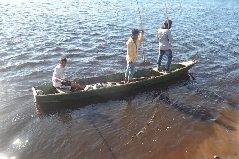 Debido a la bajante del río, la pesca se ve afectada por la escasez de peces.