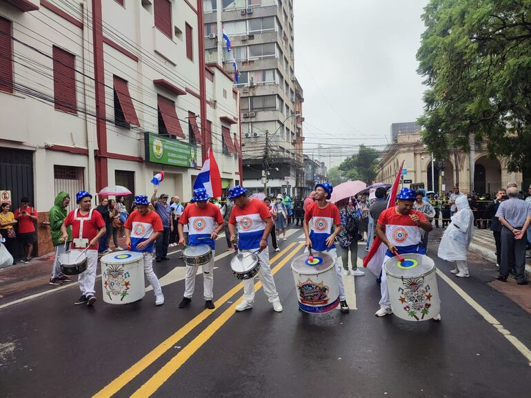 Con una batucada, los manifestantes acompañan a la senadora Kattya González.