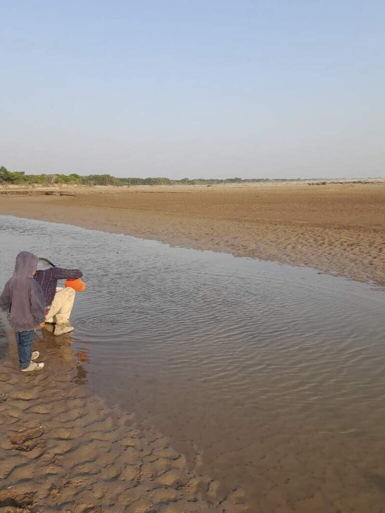 En la zona de la ribera del Pilcomayo, además de comunidades latinas, están instaladas las etnias Manjui, Pueblo Guaraní y los Nivaclé que claman por asistencia del Gobierno.