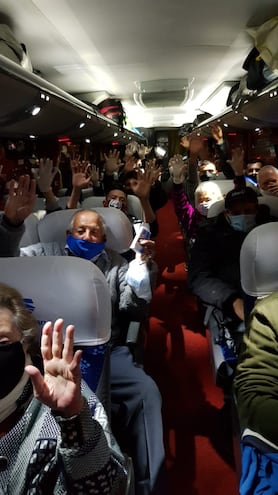 Los compatriotas vuelven en un bus de larga distancia, tras perder sus puestos de trabajo en Uruguay.