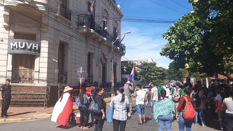 Organizaciones sociales de diferentes puntos del país se manifestaron frente al MUVH para que Hacienda le transfiera más recursos  para la construcción de viviendas sociales.