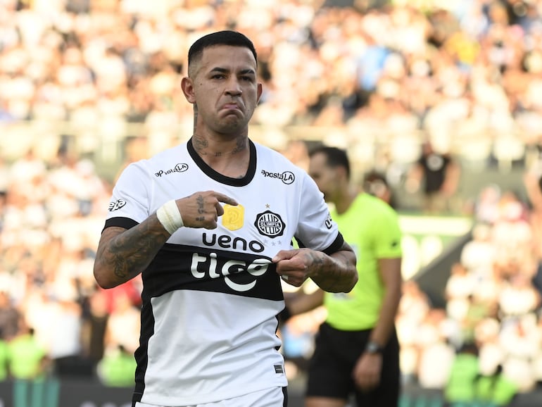 Derlis González, jugador de Olimpia, festeja un gol en el partido frente a Cerro Porteño por la sexta fecha del torneo Apertura 2025 del fútbol paraguayo en el estadio Defensores del Chaco, en Asunción, Paraguay.