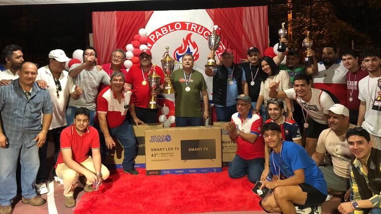 Podio de honor de los ganadores y curiosos del torneo de truco deportivo  "Día de la Amistad" en el barrio San Pablo.