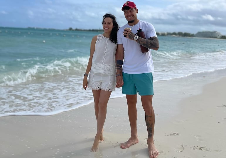 Gustavo Gómez y Jazmín Torres disfrutando un mate a orillas del Atlántico.