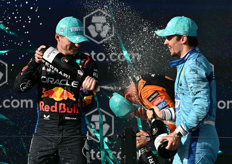 Baño de champán al ganador, por parte de Max Verstappen y Charles Leclerc.