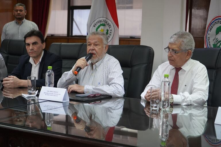 Jorge Brítez (c), presidente del IPS, junto a Carlos Pereira (i), representando del Ministerio de Trabajo y, José Jara Rojas
consejero representante de Jubilados y Pensionados.