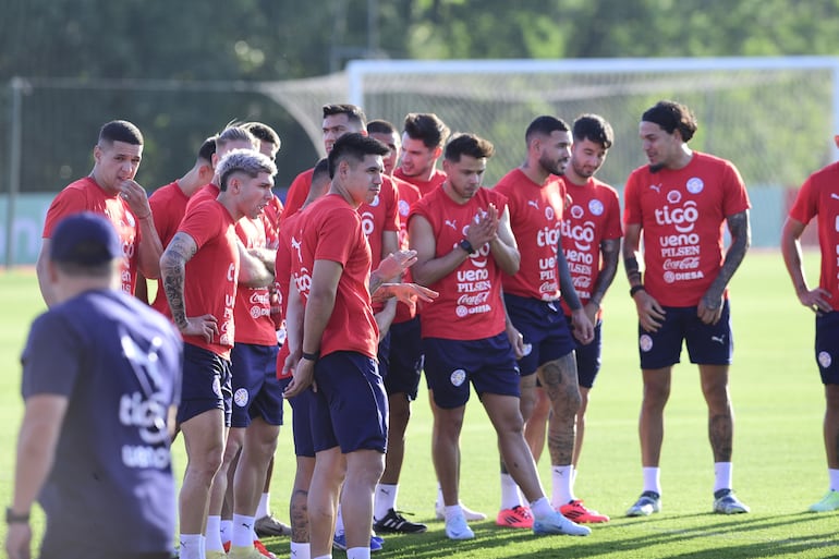 Los jugadores de la selección de Paraguay observan y escuchan al entrenador Gustavo Alfaro en la sesión del plantel en el Centro de Alto Rendimiento, en Ypané, Paraguay.