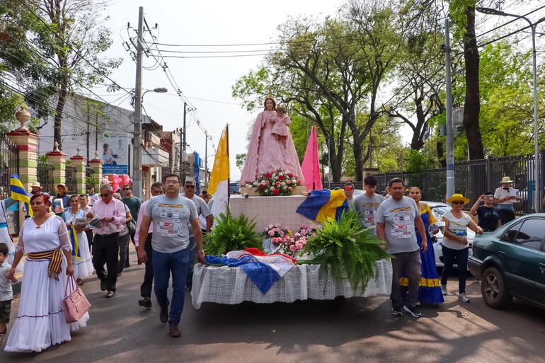 Procesión de la Virgen del Rosario por las calles céntricas de Luque.