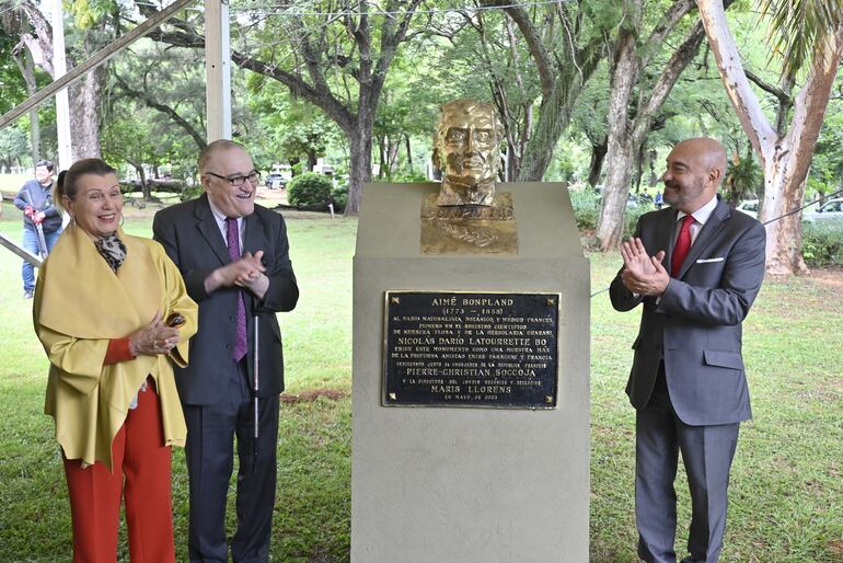 Maris Llorens, Nicolás Latourrette y el embajador de Francia Pierre-Christian Soccoja junto al busto en homenaje a Aimé Bonpland, inaugurado en el Jardín Botánico.