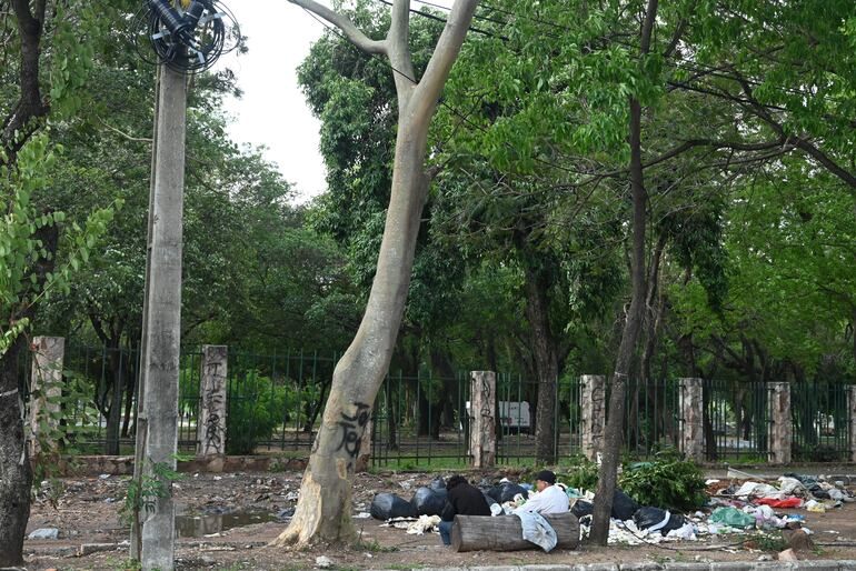 Un basural hay frente al Parque Caballero.