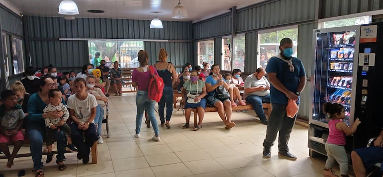 personas en una sala de espera del hospital de Luque