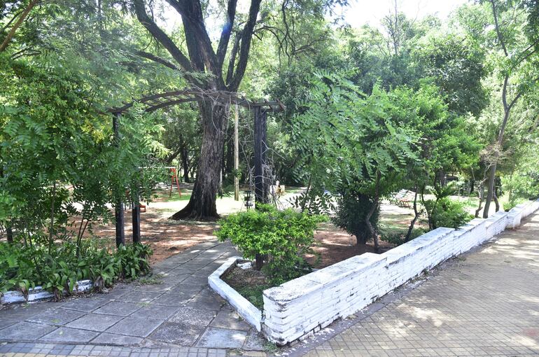 La plaza se ubica sobre Celsa Speratti y Teniente Rojas, en el barrio Mburicaó. 
