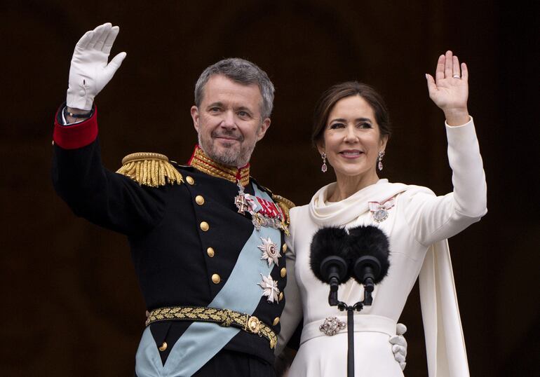 Federico X y la reina consorte Mary, vestida de punta en blanco.
