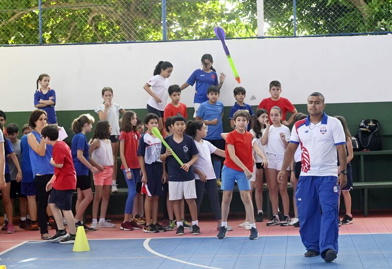 Lanzamiento de jabalina fue unas de las actividades desarrolladas por los niños.