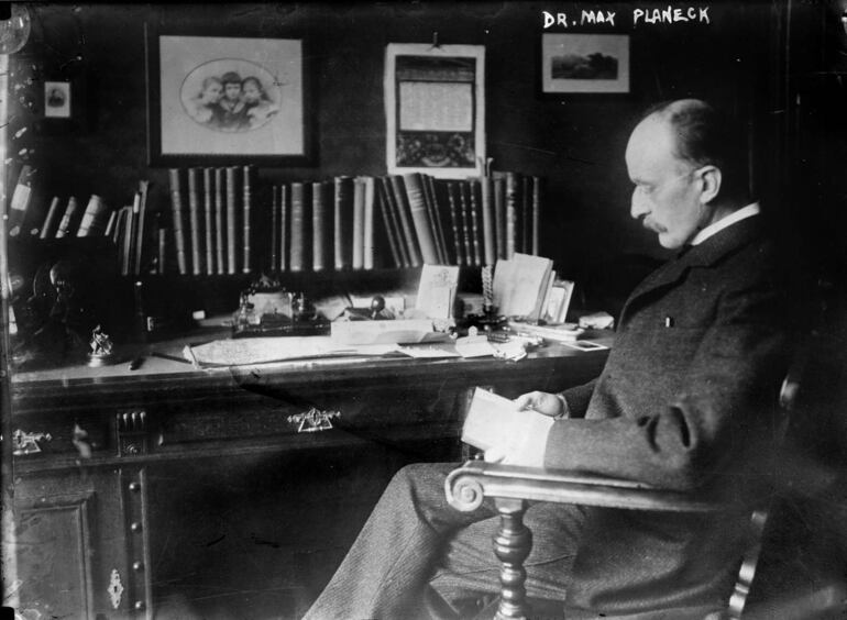 Max Planck en su despacho en la década de 1930.