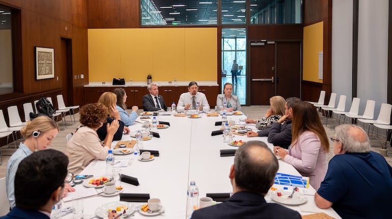 El Coordinador de Anticorrupción Global del Departamento de Estado, Richard Nephew se reunió esta mañana con representantes de la sociedad civil y periodistas.