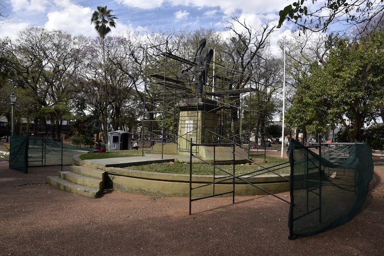 Se realiza la restauración de una de las estatuas en la Plaza Uruguaya.