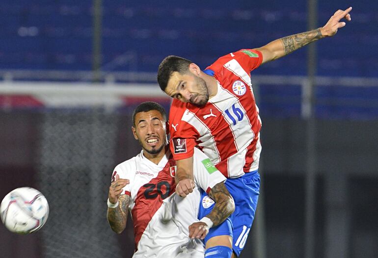 Celso Ortiz fue uno de los cinco cambios anoche en el equipo albirrojo y en esta le gana a Sergio Peña, uno que ingresó en Perú.