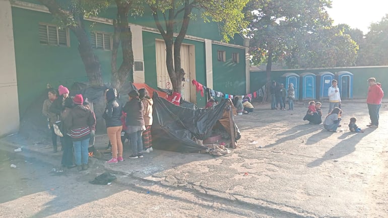 Familias acampan frente al Instituto Paraguayo del Indígena (INDI), pese al anuncio de las bajas temperaturas para toda la semana.