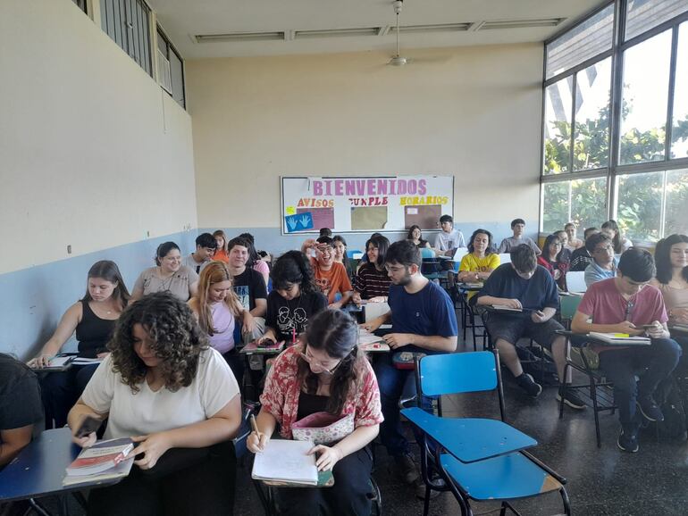 Cursillistas en la Facultad de Filosofía de la Universidad Nacional de Asunción (UNA)