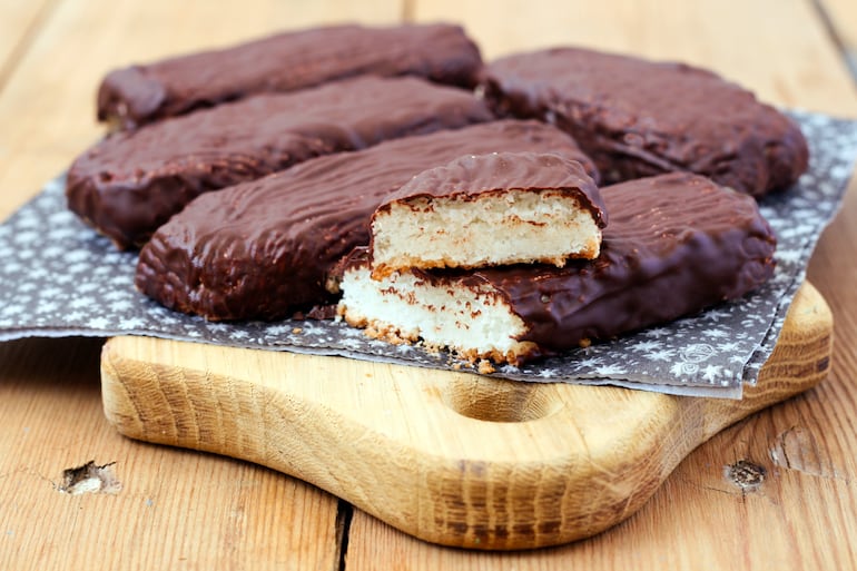 Turrón de coco y chocolate.